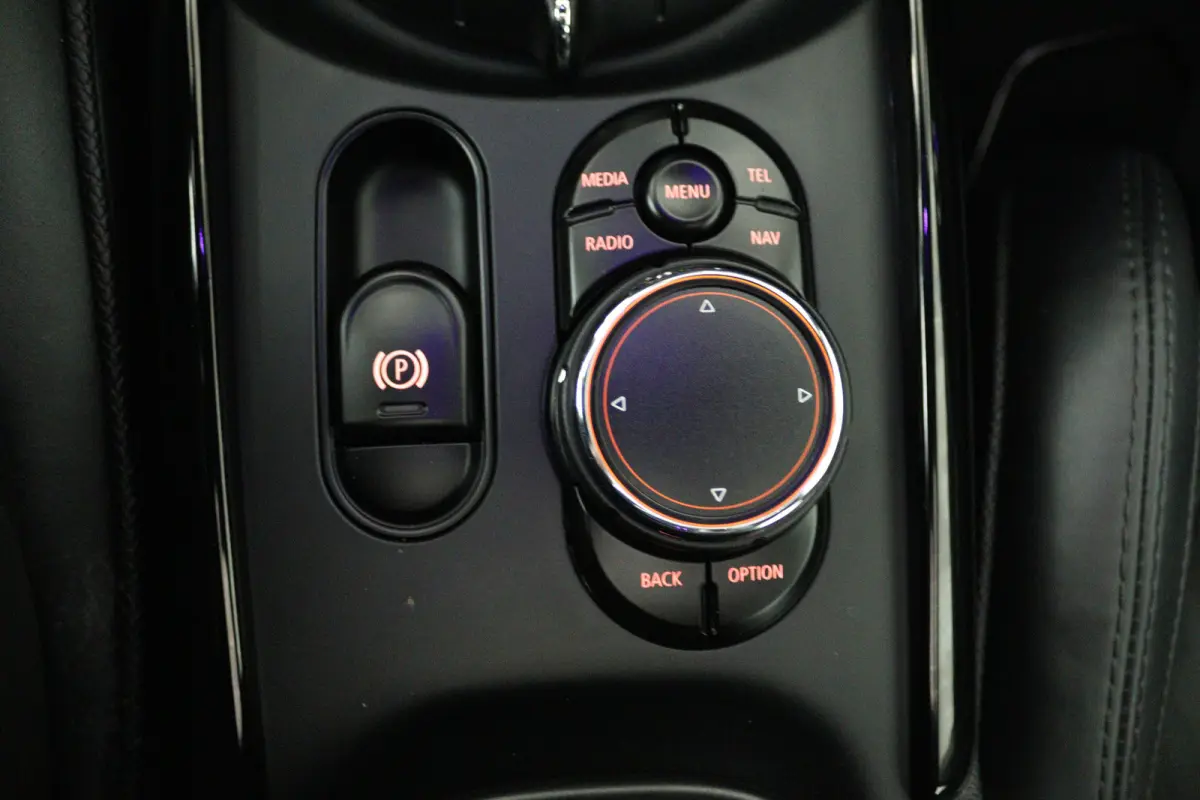 2.0 Cooper S Chili Serious Business (PANORAMADAK, STOELVERWARMING, SFEERVERLICHTING, PARKEERSENSOREN)