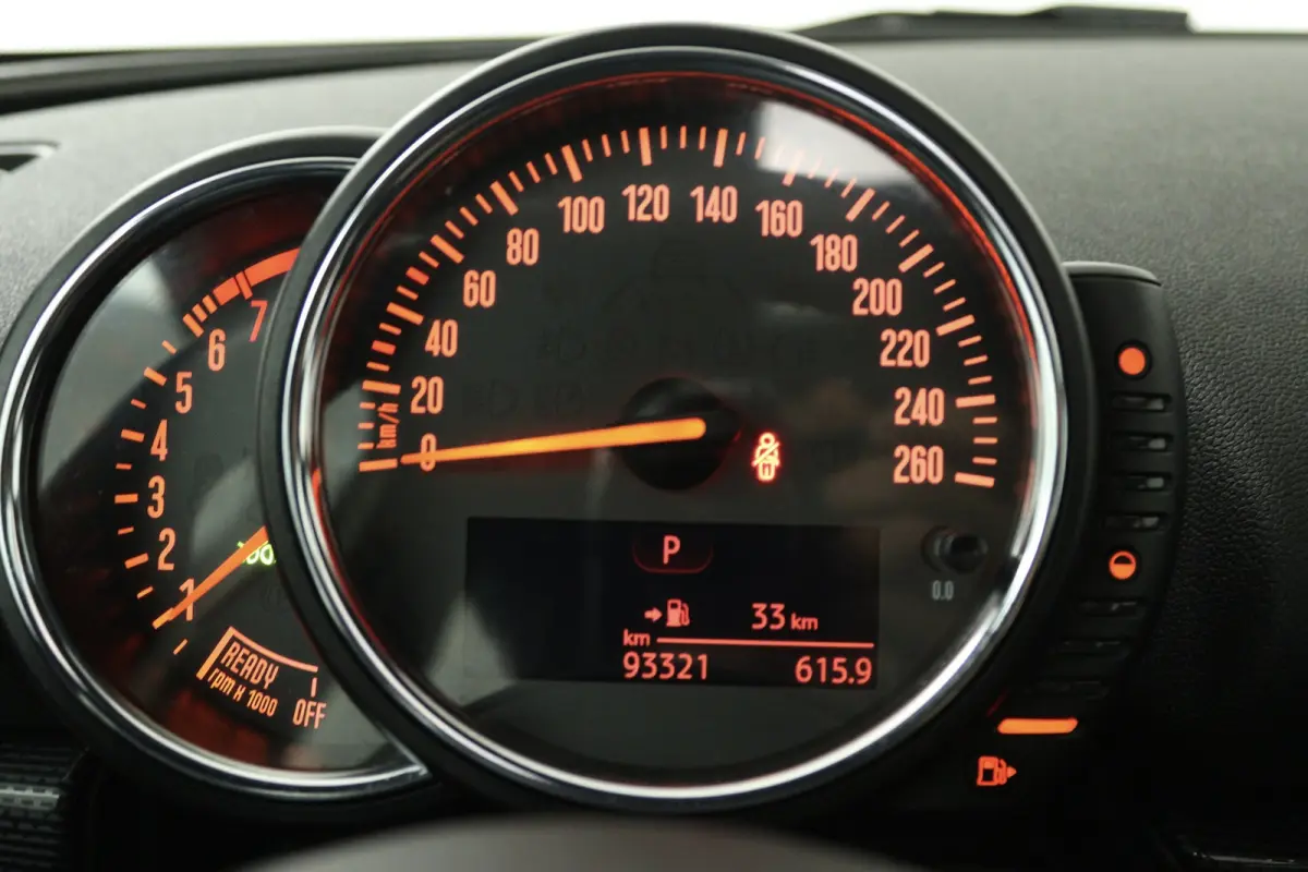 2.0 Cooper S Chili Serious Business (PANORAMADAK, STOELVERWARMING, SFEERVERLICHTING, PARKEERSENSOREN)