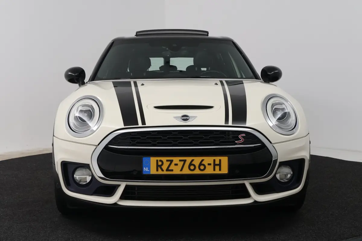 2.0 Cooper S Chili Serious Business (PANORAMADAK, STOELVERWARMING, SFEERVERLICHTING, PARKEERSENSOREN)