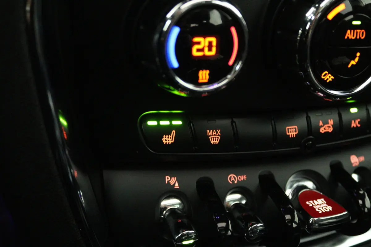 2.0 Cooper S Chili Serious Business (PANORAMADAK, STOELVERWARMING, SFEERVERLICHTING, PARKEERSENSOREN)