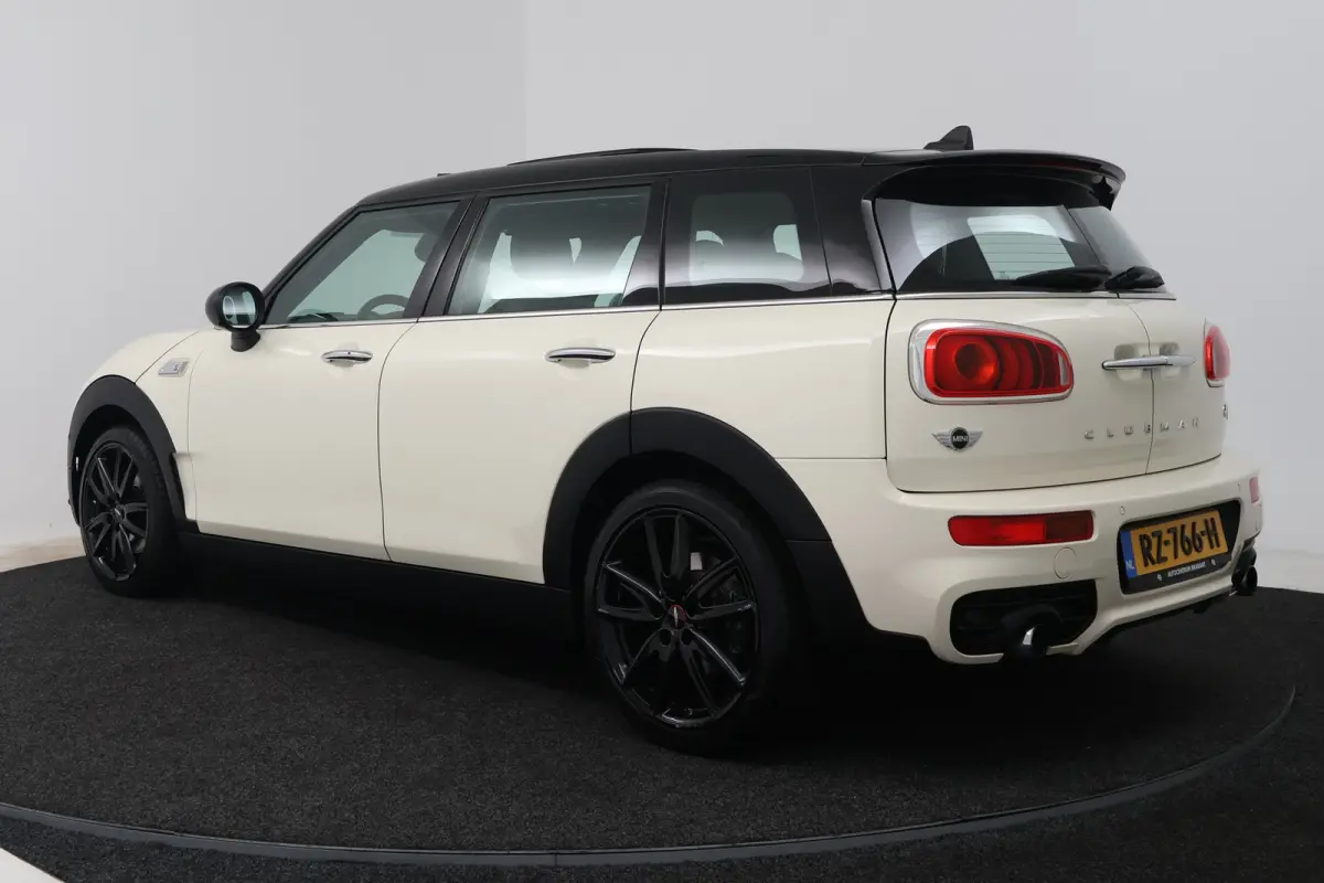 2.0 Cooper S Chili Serious Business (PANORAMADAK, STOELVERWARMING, SFEERVERLICHTING, PARKEERSENSOREN)