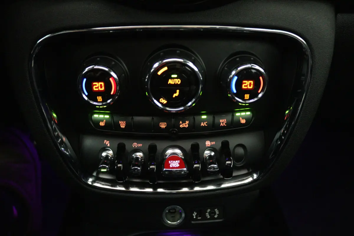 2.0 Cooper S Chili Serious Business (PANORAMADAK, STOELVERWARMING, SFEERVERLICHTING, PARKEERSENSOREN)