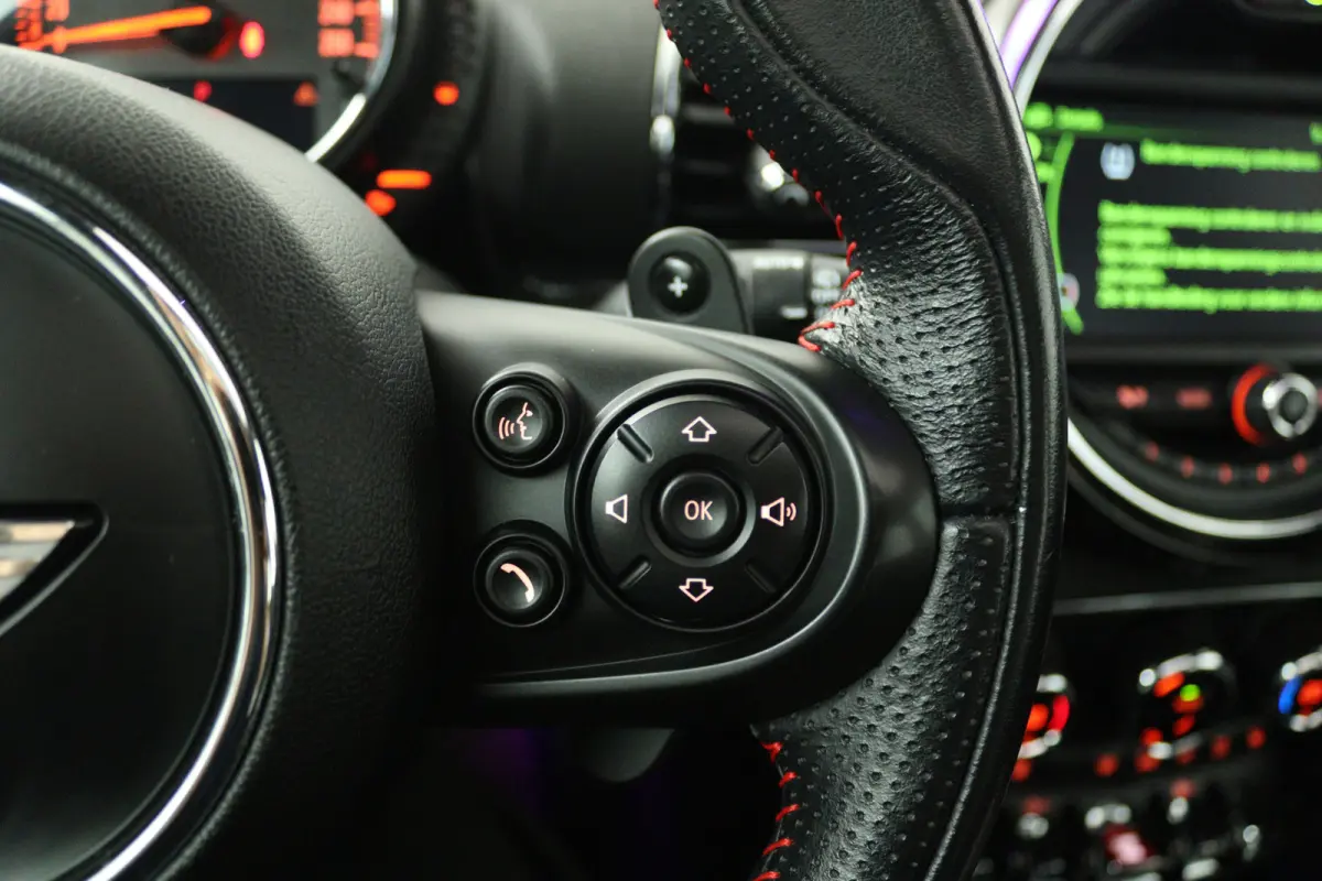 2.0 Cooper S Chili Serious Business (PANORAMADAK, STOELVERWARMING, SFEERVERLICHTING, PARKEERSENSOREN)