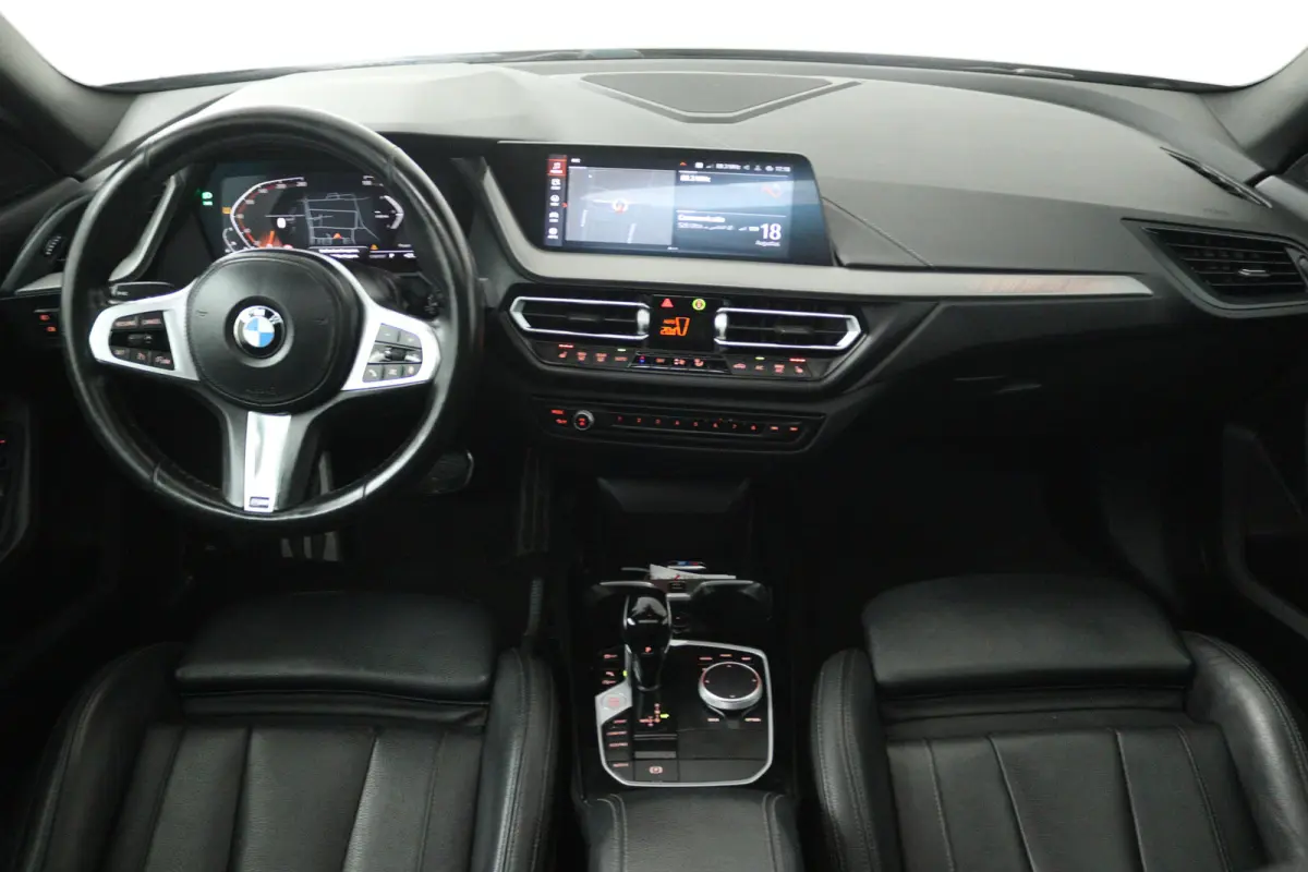 218i High Executive (PANORAMADAK, CAMERA, STOELVERWARMING, NAVIGATIE)