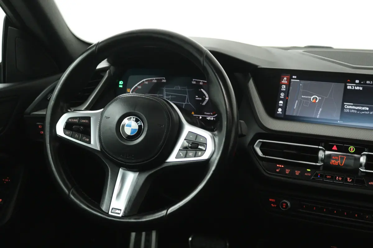 218i High Executive (PANORAMADAK, CAMERA, STOELVERWARMING, NAVIGATIE)