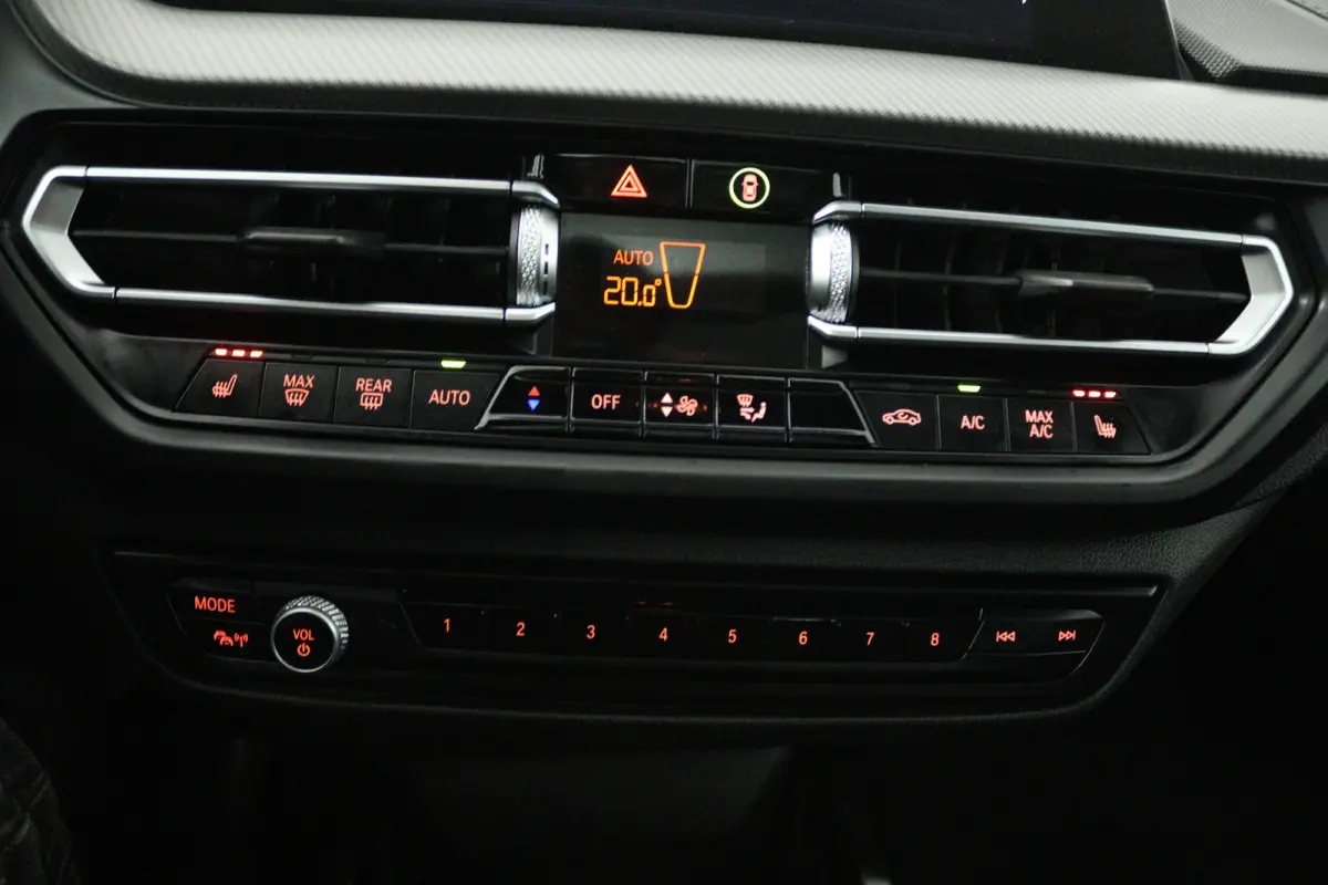 218i High Executive (PANORAMADAK, CAMERA, STOELVERWARMING, NAVIGATIE)