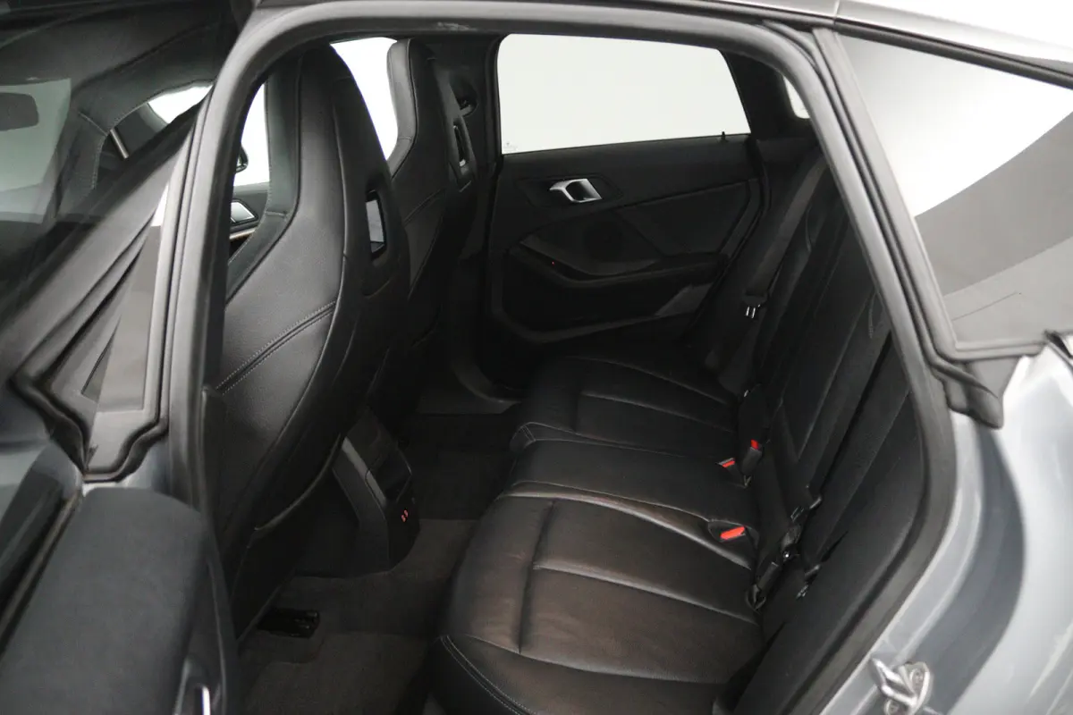 218i High Executive (PANORAMADAK, CAMERA, STOELVERWARMING, NAVIGATIE)