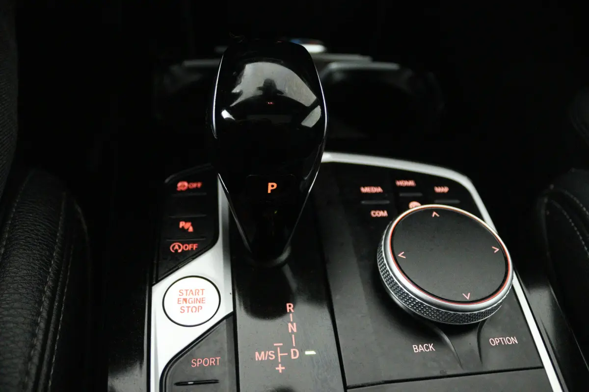218i High Executive (PANORAMADAK, CAMERA, STOELVERWARMING, NAVIGATIE)