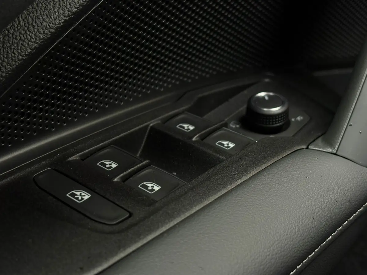 R-Line Edition - eHybrid | 'App-Connect' draadloze smartphone integratie | Automatische afstandsregeling (Adaptive Cruise Control) | Diefstalalarm
