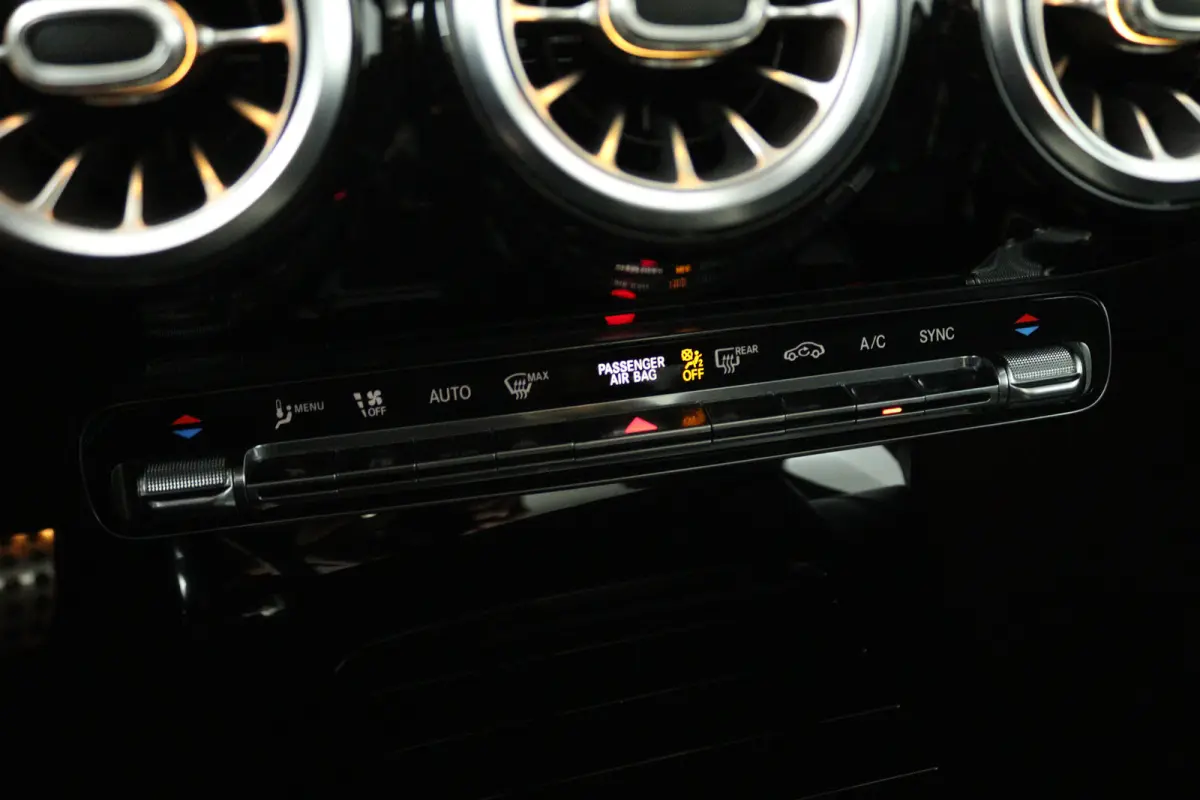 180 Business Solution AMG (PANORAMADAK, STOELVERWARMING, SFEERVERLICHTING)