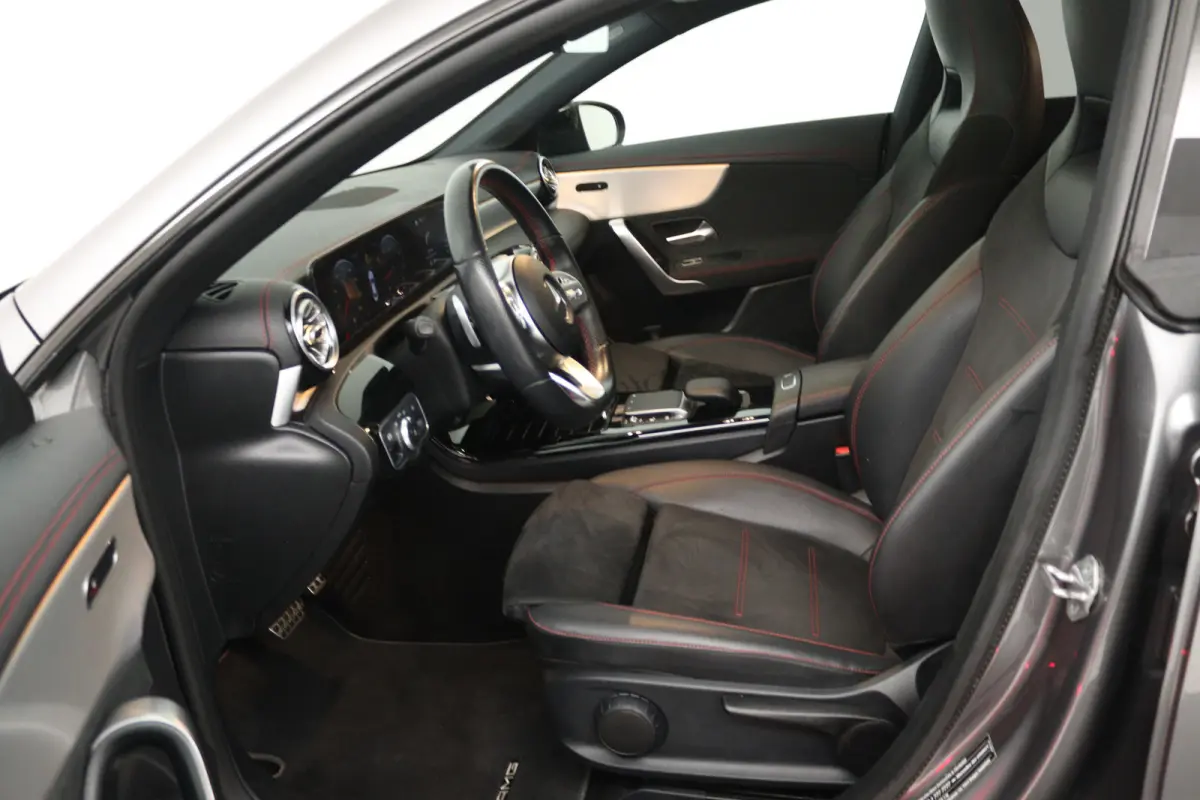 180 Business Solution AMG (PANORAMADAK, STOELVERWARMING, SFEERVERLICHTING)