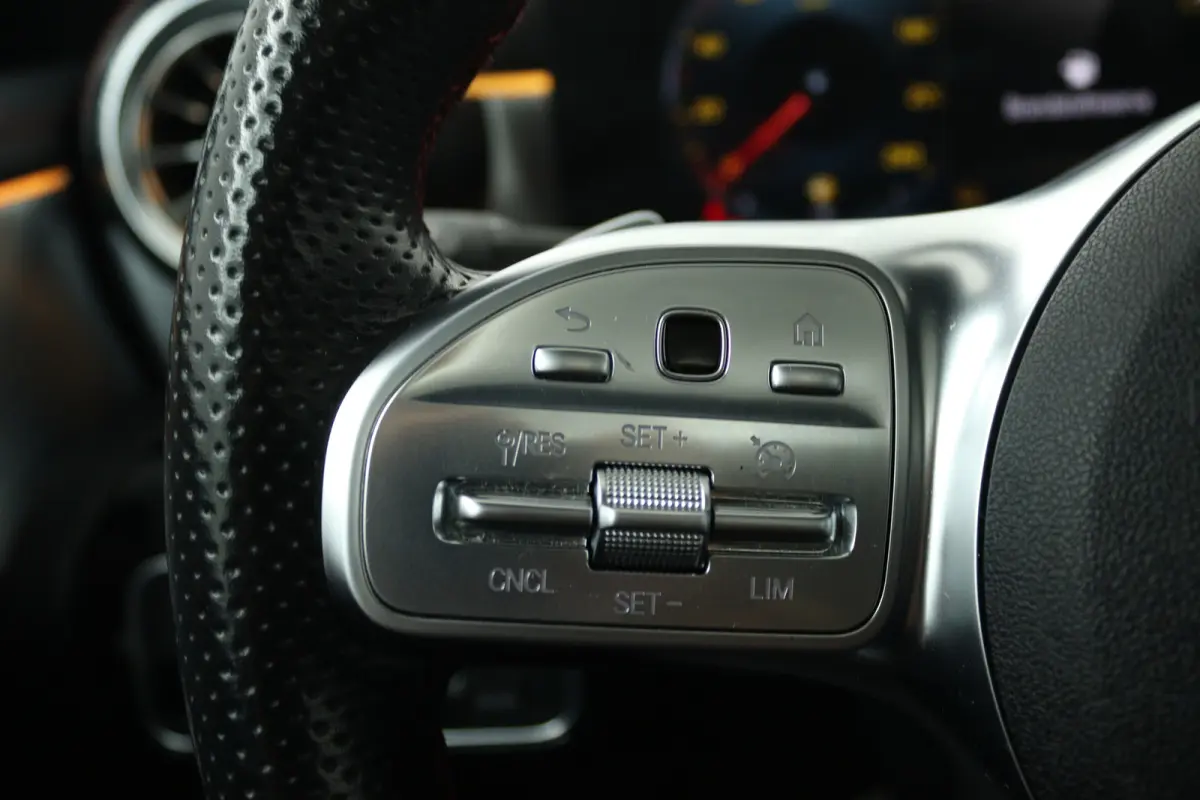 180 Business Solution AMG (PANORAMADAK, STOELVERWARMING, SFEERVERLICHTING)