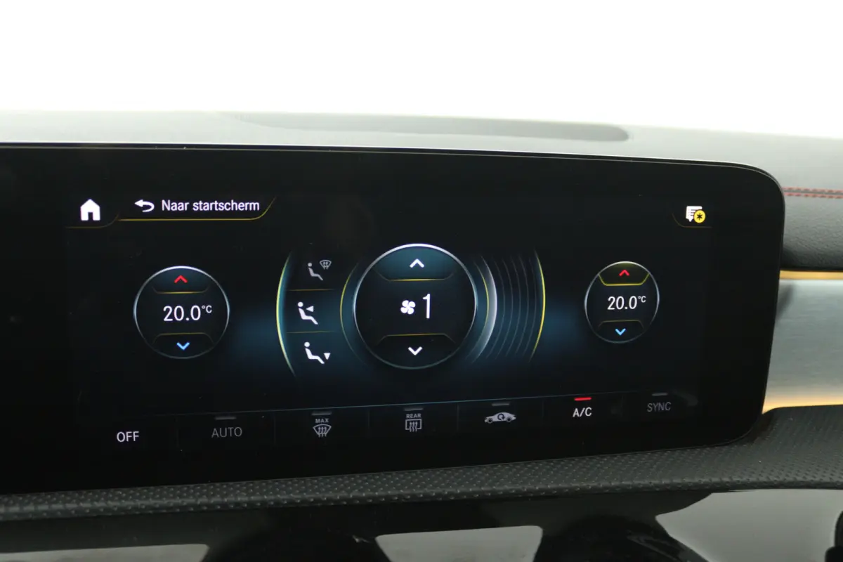 180 Business Solution AMG (PANORAMADAK, STOELVERWARMING, SFEERVERLICHTING)