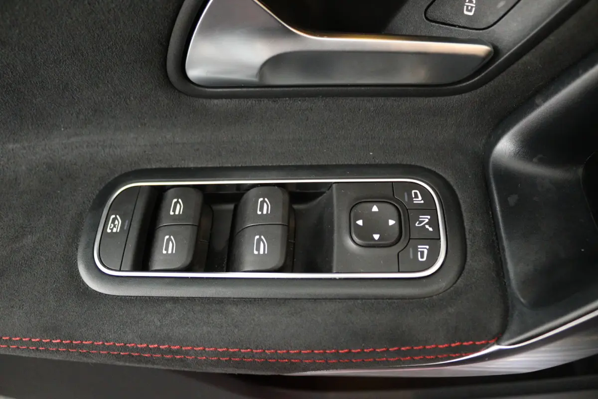 180 Business Solution AMG (PANORAMADAK, STOELVERWARMING, SFEERVERLICHTING)