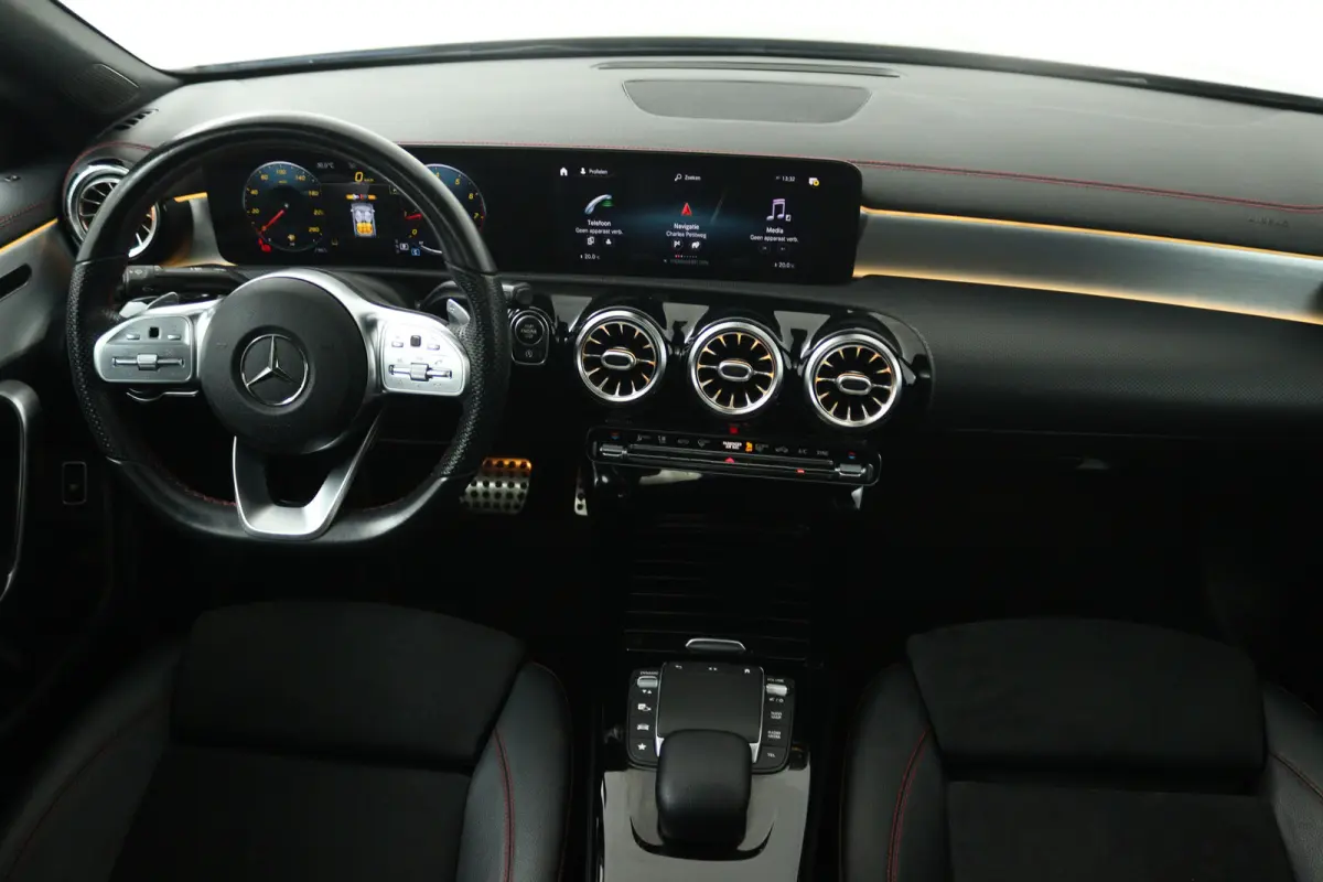 180 Business Solution AMG (PANORAMADAK, STOELVERWARMING, SFEERVERLICHTING)