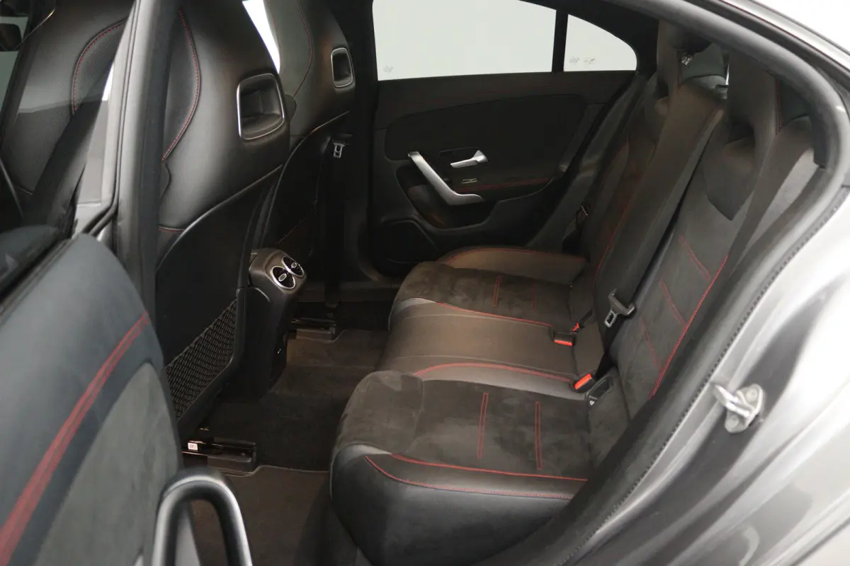 180 Business Solution AMG (PANORAMADAK, STOELVERWARMING, SFEERVERLICHTING)