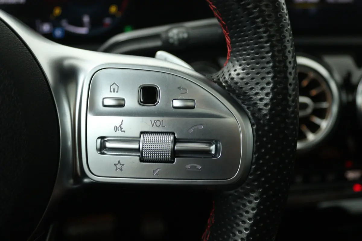 180 Business Solution AMG (PANORAMADAK, STOELVERWARMING, SFEERVERLICHTING)
