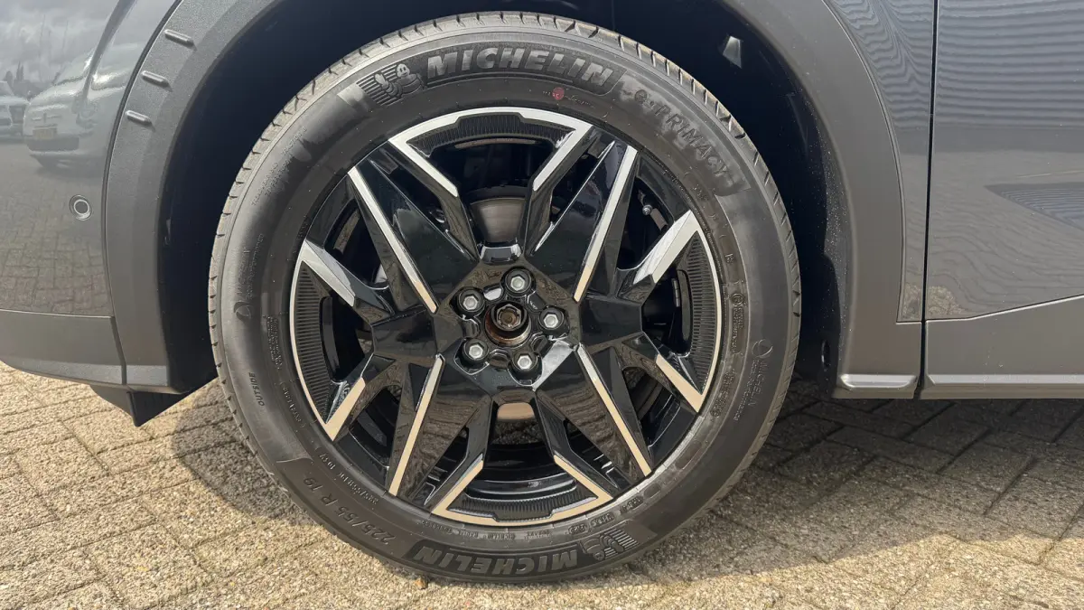 GT Exclusive | Adaptieve cruise control met Stop&Go functie | Elektrische parkeerrem | Extra getinte achterste zijruiten en achterruit