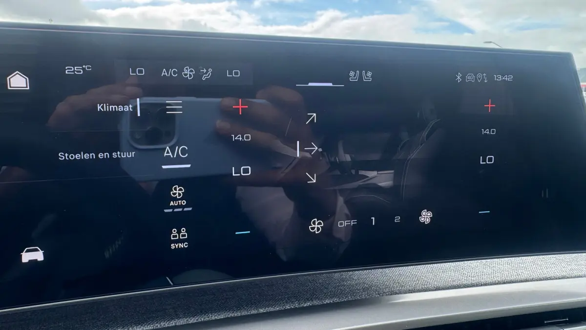 GT Exclusive | Adaptieve cruise control met Stop&Go functie | Elektrische parkeerrem | Extra getinte achterste zijruiten en achterruit