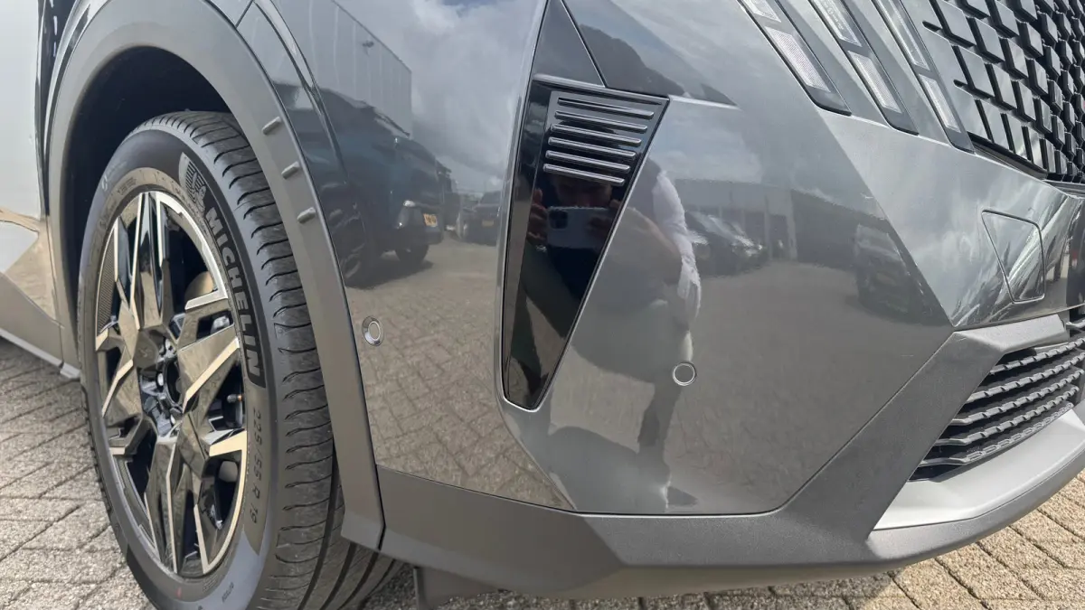 GT Exclusive | Adaptieve cruise control met Stop&Go functie | Elektrische parkeerrem | Extra getinte achterste zijruiten en achterruit