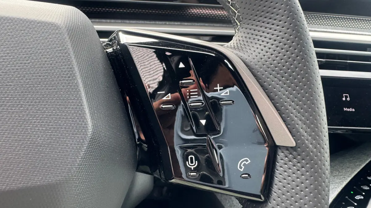 GT Exclusive | Adaptieve cruise control met Stop&Go functie | Elektrische parkeerrem | Extra getinte achterste zijruiten en achterruit