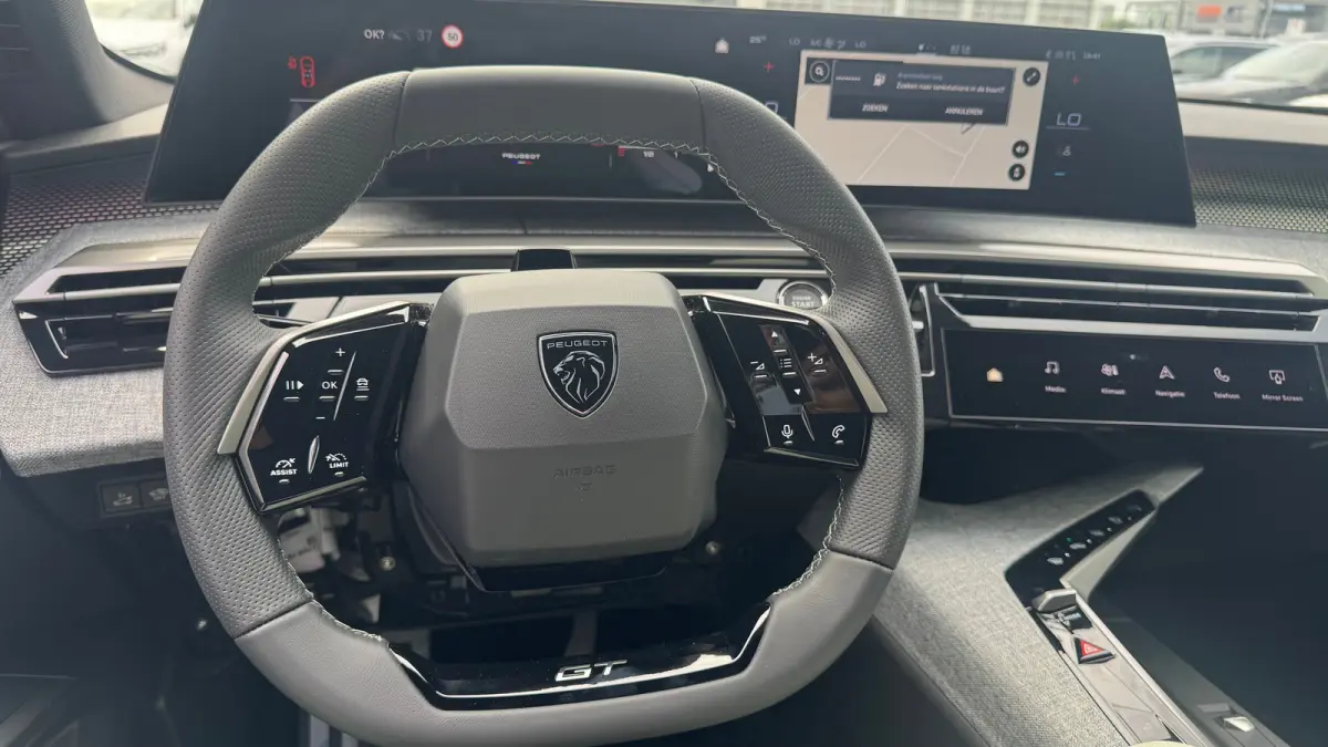 GT Exclusive | Adaptieve cruise control met Stop&Go functie | Elektrische parkeerrem | Extra getinte achterste zijruiten en achterruit