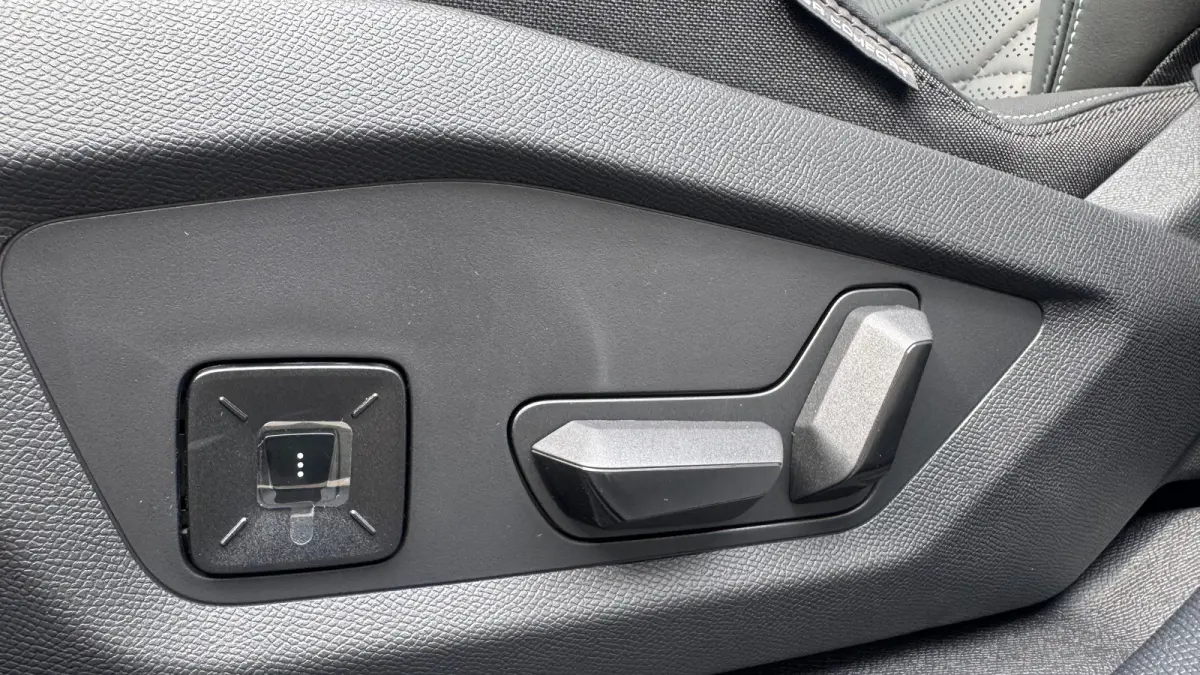 GT Exclusive | Adaptieve cruise control met Stop&Go functie | Elektrische parkeerrem | Extra getinte achterste zijruiten en achterruit