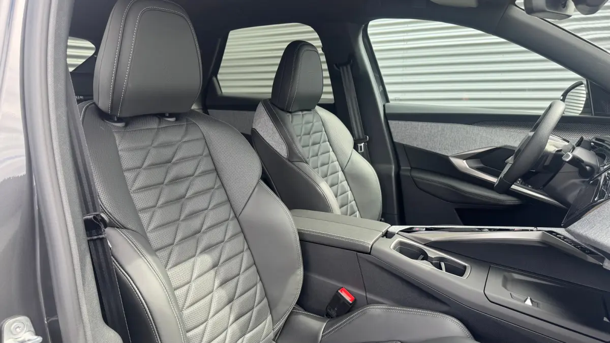 GT Exclusive | Adaptieve cruise control met Stop&Go functie | Elektrische parkeerrem | Extra getinte achterste zijruiten en achterruit