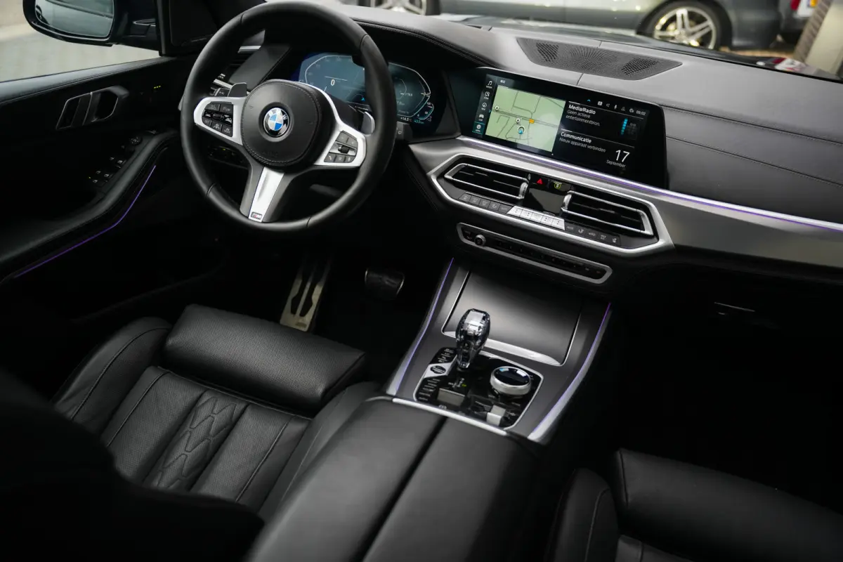 xDrive45e 394 pk High Executive M-Sportpakket /Pano-Dak /Lucht-Vering /Laser /Head-Up/ Harman&Kardon /360-Camera /Adap.Cruise/Keyless /Soft-Close /Stoelvent. /Massage /22'' LMV