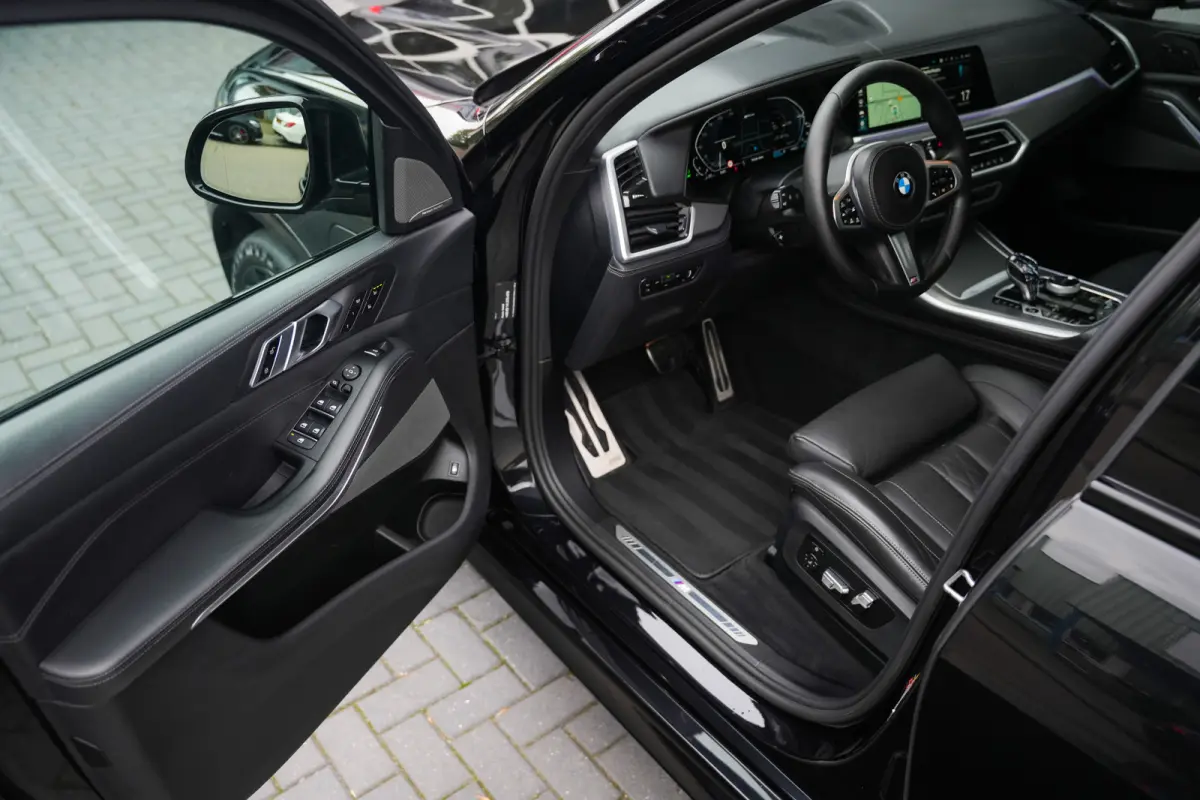 xDrive45e 394 pk High Executive M-Sportpakket /Pano-Dak /Lucht-Vering /Laser /Head-Up/ Harman&Kardon /360-Camera /Adap.Cruise/Keyless /Soft-Close /Stoelvent. /Massage /22'' LMV
