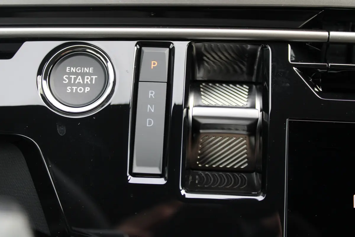 Dual Motor Launch Edition 325PK Incl. €7.500 voorraad premie | Focal Hi-Fi | Schuif-/Kantel Dak | Stoel/Stuur verwarming | Massage Functie