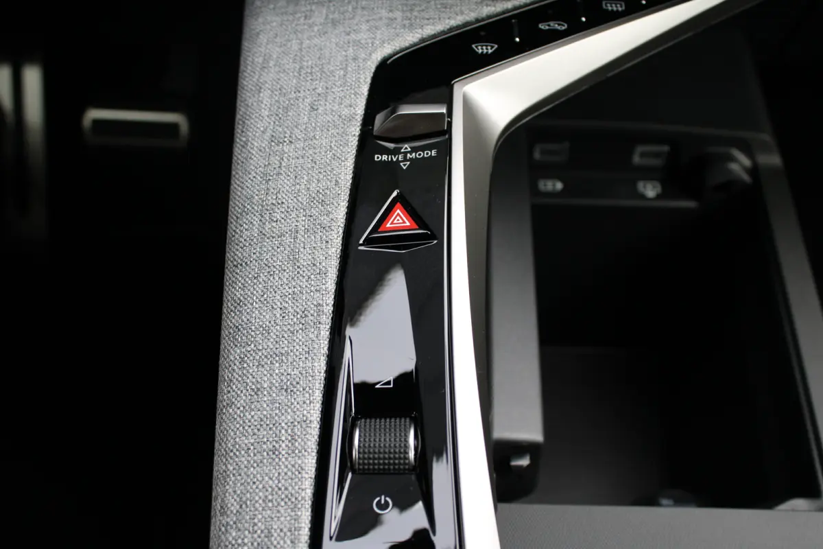 Dual Motor Launch Edition 325PK Incl. €7.500 voorraad premie | Focal Hi-Fi | Schuif-/Kantel Dak | Stoel/Stuur verwarming | Massage Functie