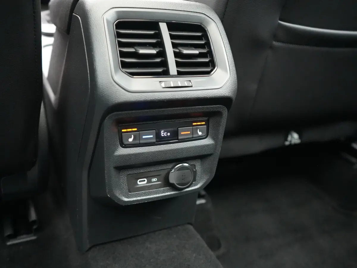 1.4 TSI e-Hybrid PHEV FR Business Intense 245pk Dealer O.H. | Trekhaak Af Fabriek | Panodak | Adaptive Cruise | 360 Camera | Sportstoelen Memory & Verwarmd | Blis | Keyless | Stuur Verwarmd 