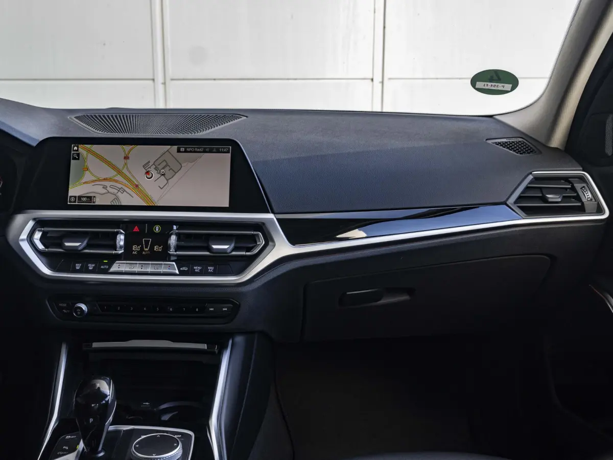 318i | LED | Navigatie | Sportstoelen | Clima | Shadow line | DAB | Hifi speakers | 18 inch