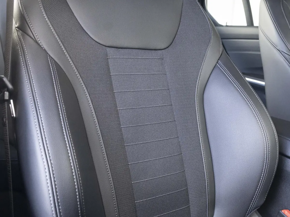 318i | LED | Navigatie | Sportstoelen | Clima | Shadow line | DAB | Hifi speakers | 18 inch