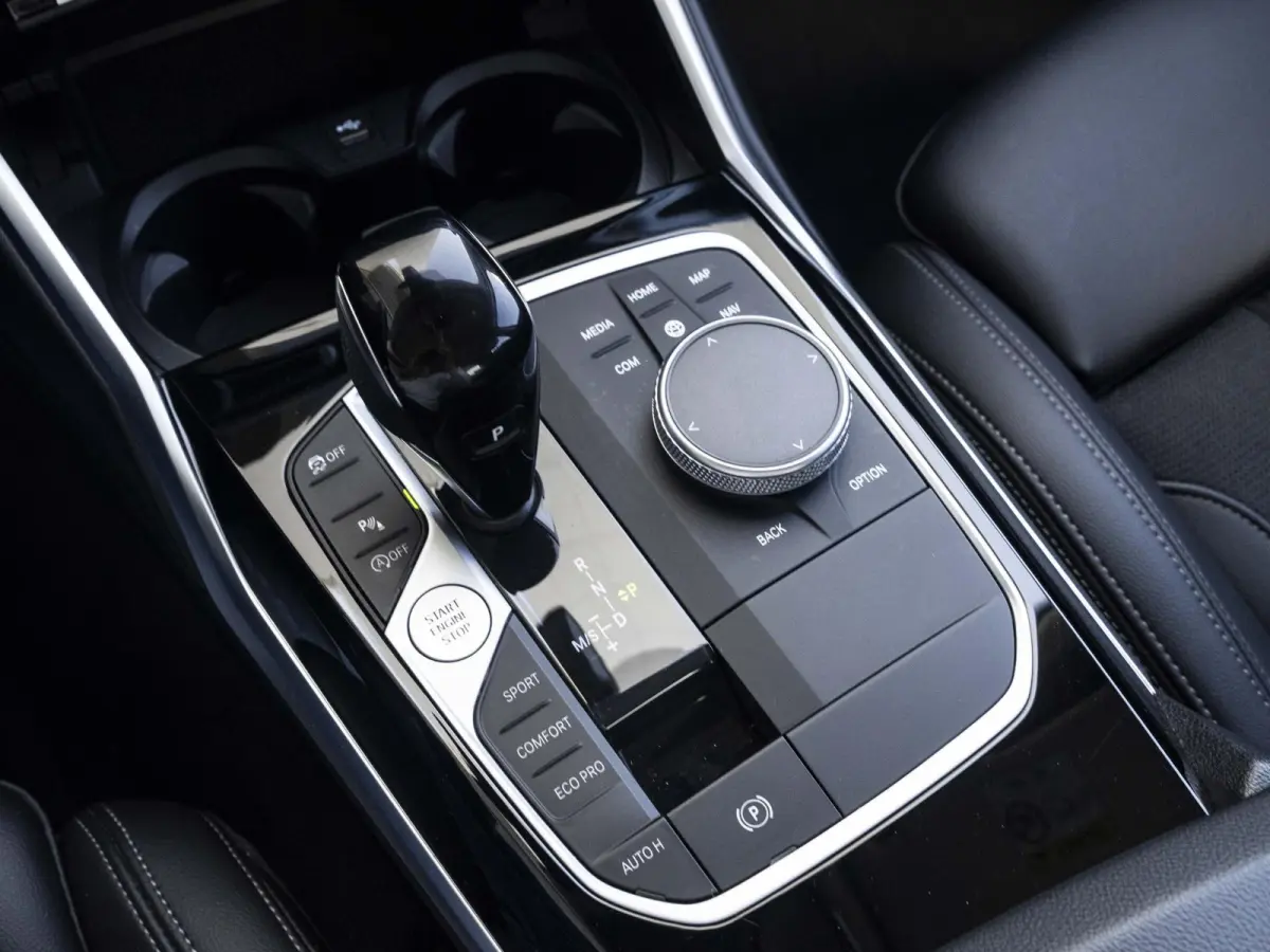 318i | LED | Navigatie | Sportstoelen | Clima | Shadow line | DAB | Hifi speakers | 18 inch