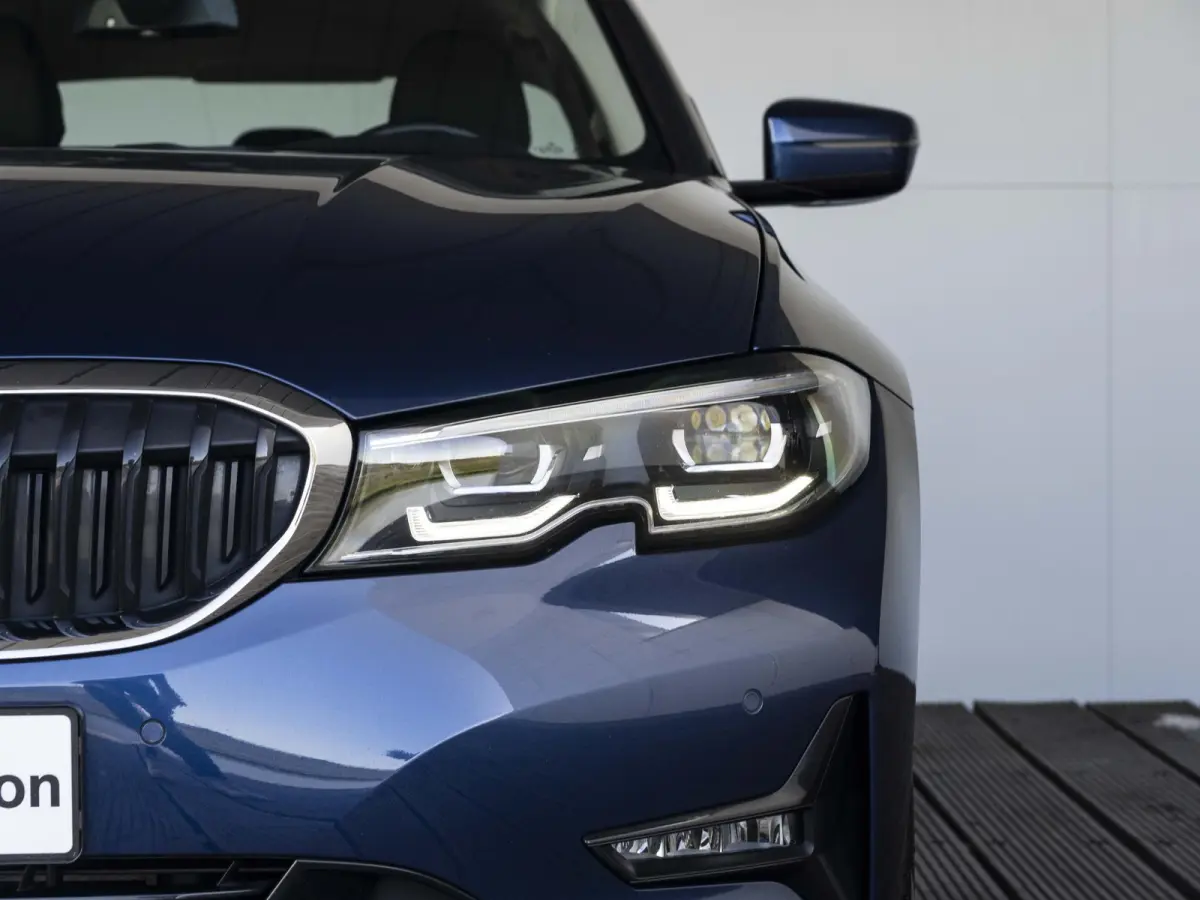 318i | LED | Navigatie | Sportstoelen | Clima | Shadow line | DAB | Hifi speakers | 18 inch