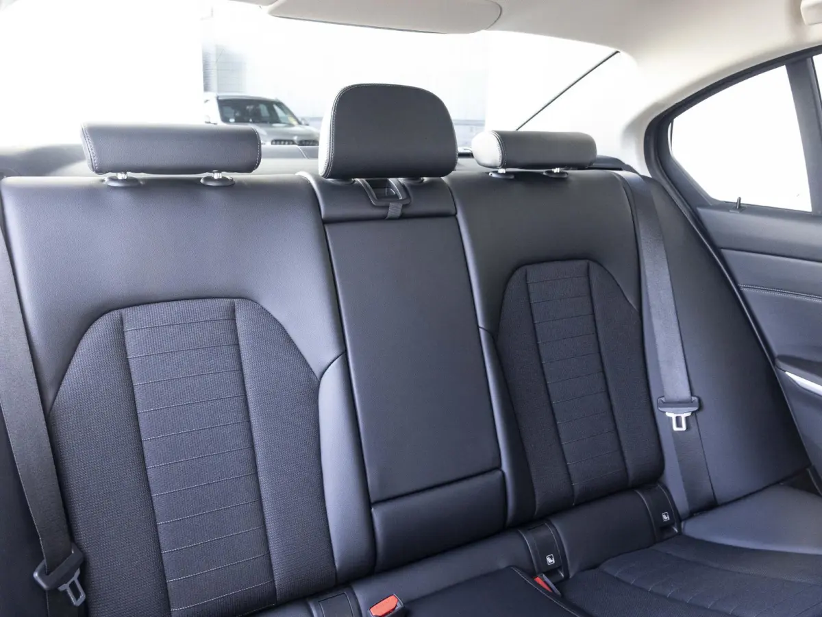 318i | LED | Navigatie | Sportstoelen | Clima | Shadow line | DAB | Hifi speakers | 18 inch