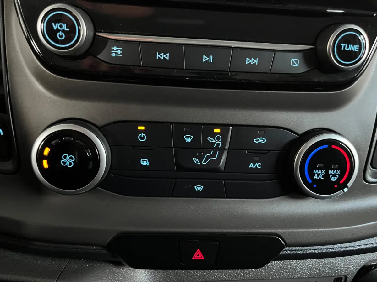 L2H1 Automaat 300 2.0 TDCI 130pk Limited 3persoons, Airco, Navigatie, Trekhaak, Metallic lak, RIJKLAARPRIJS