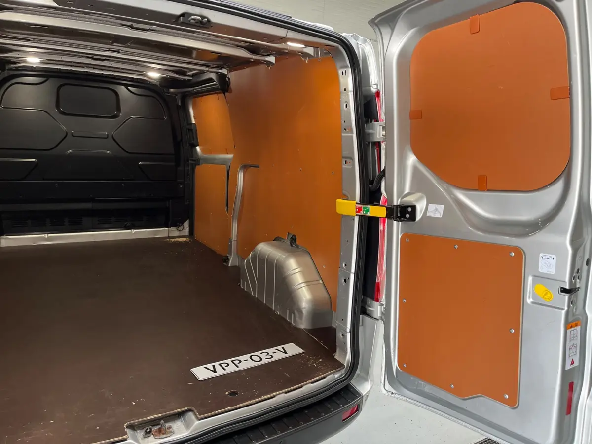 L2H1 Automaat 300 2.0 TDCI 130pk Limited 3persoons, Airco, Navigatie, Trekhaak, Metallic lak, RIJKLAARPRIJS