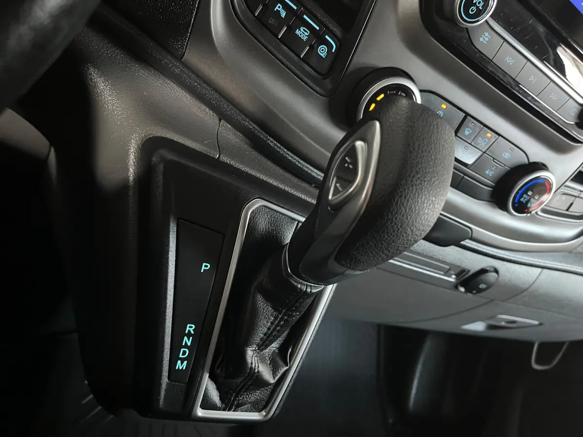 L2H1 Automaat 300 2.0 TDCI 130pk Limited 3persoons, Airco, Navigatie, Trekhaak, Metallic lak, RIJKLAARPRIJS