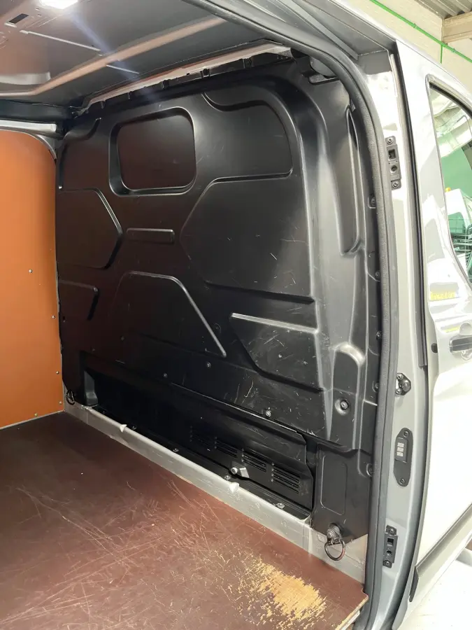 L2H1 Automaat 300 2.0 TDCI 130pk Limited 3persoons, Airco, Navigatie, Trekhaak, Metallic lak, RIJKLAARPRIJS