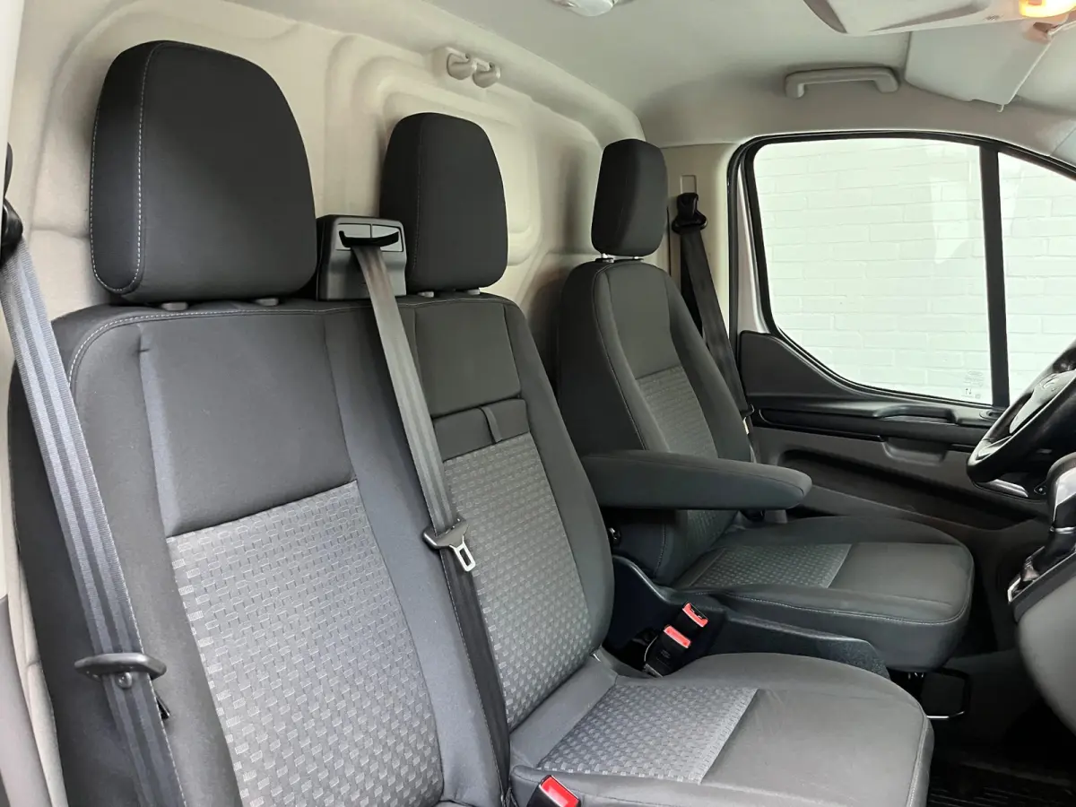 L2H1 Automaat 300 2.0 TDCI 130pk Limited 3persoons, Airco, Navigatie, Trekhaak, Metallic lak, RIJKLAARPRIJS