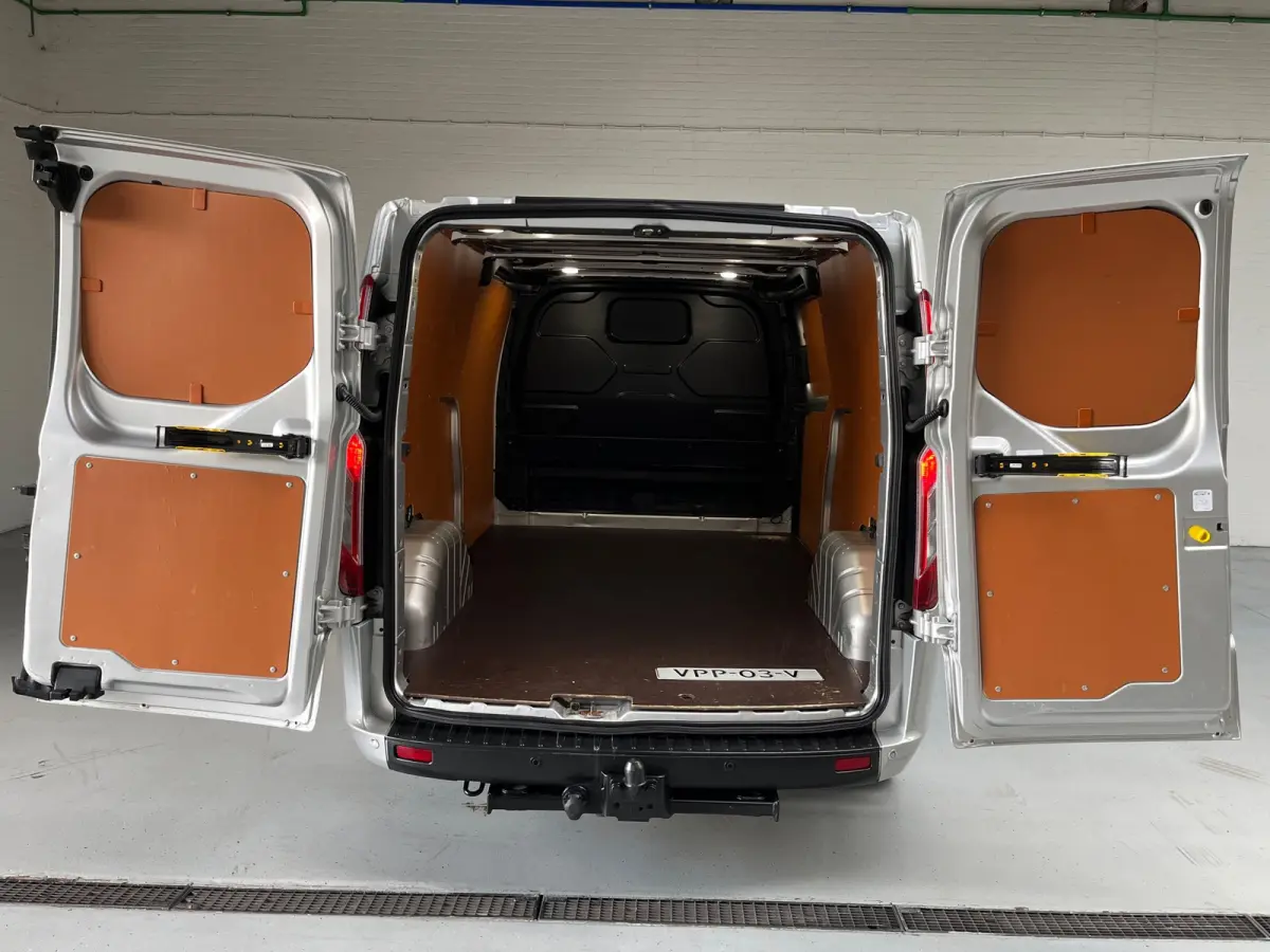L2H1 Automaat 300 2.0 TDCI 130pk Limited 3persoons, Airco, Navigatie, Trekhaak, Metallic lak, RIJKLAARPRIJS