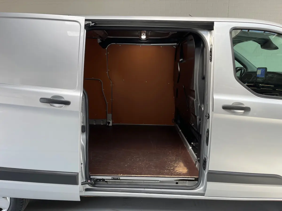 L2H1 Automaat 300 2.0 TDCI 130pk Limited 3persoons, Airco, Navigatie, Trekhaak, Metallic lak, RIJKLAARPRIJS