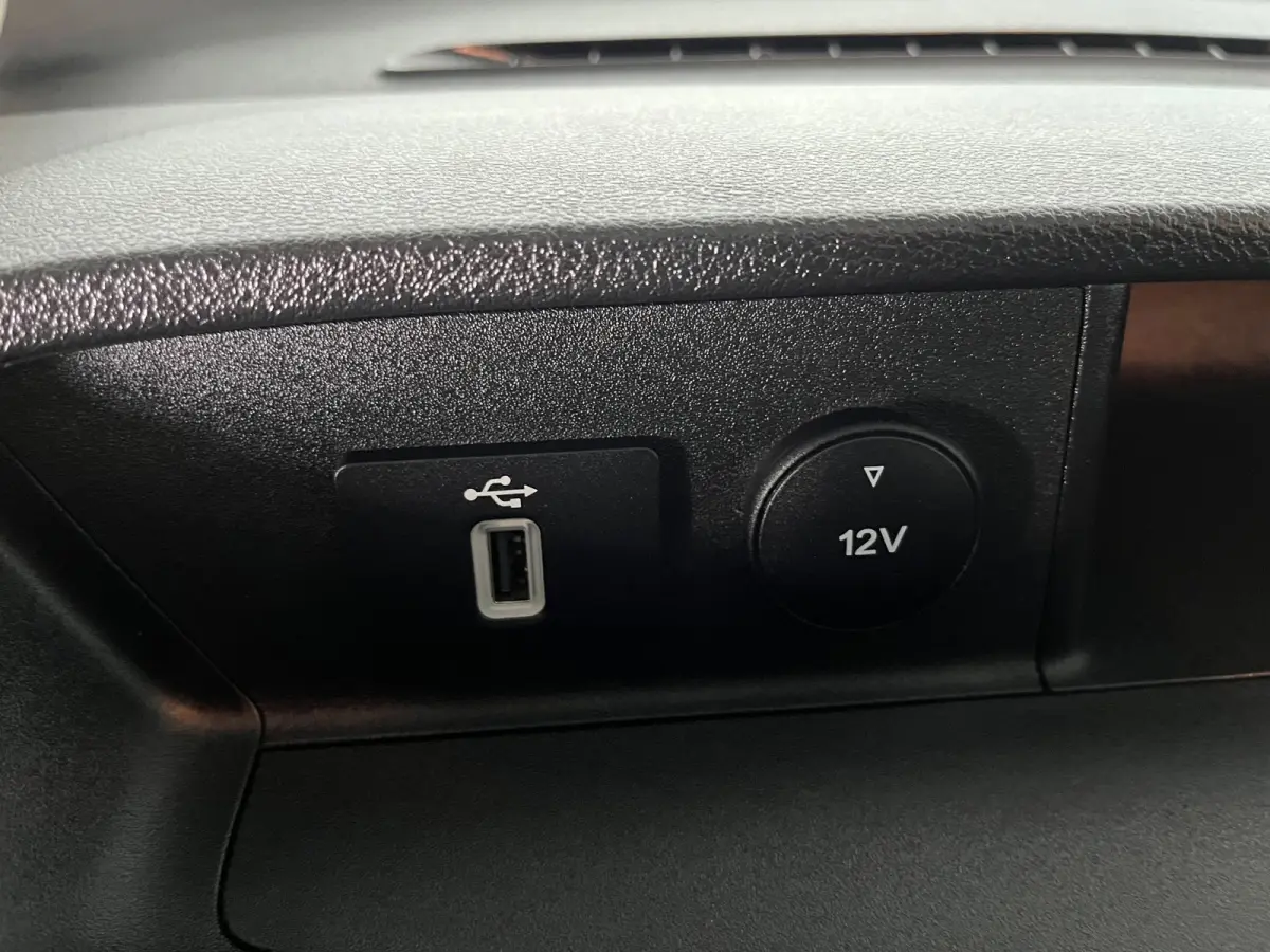 L2H1 Automaat 300 2.0 TDCI 130pk Limited 3persoons, Airco, Navigatie, Trekhaak, Metallic lak, RIJKLAARPRIJS