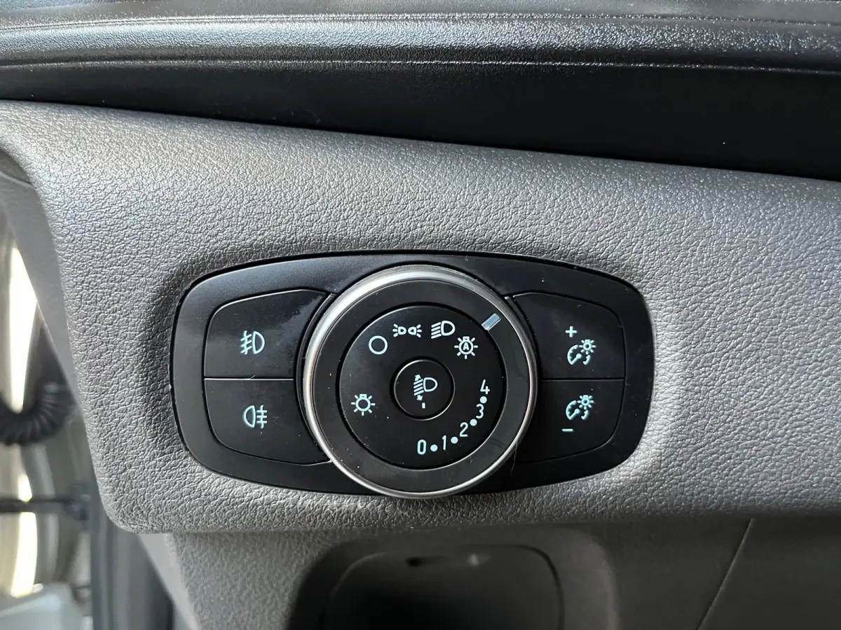 L2H1 Automaat 300 2.0 TDCI 130pk Limited 3persoons, Airco, Navigatie, Trekhaak, Metallic lak, RIJKLAARPRIJS