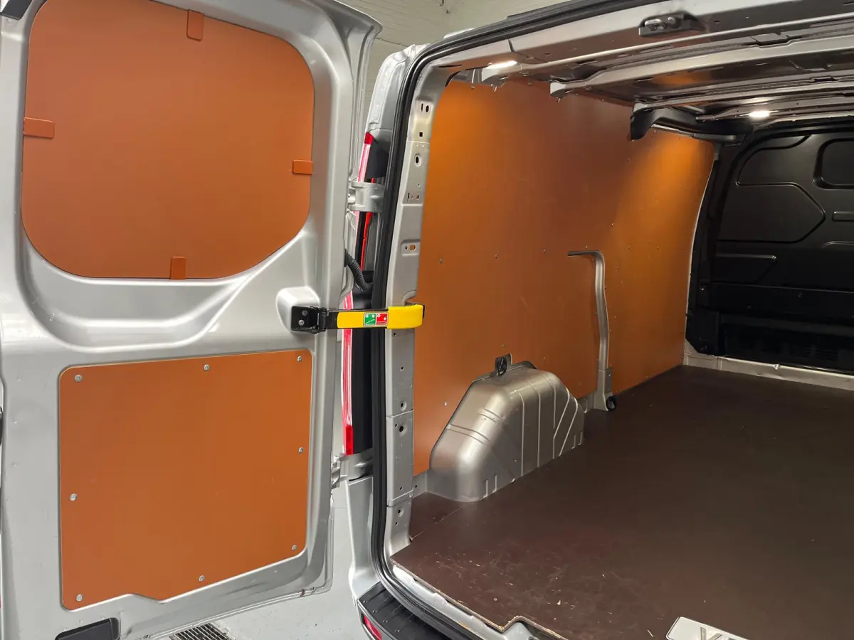 L2H1 Automaat 300 2.0 TDCI 130pk Limited 3persoons, Airco, Navigatie, Trekhaak, Metallic lak, RIJKLAARPRIJS