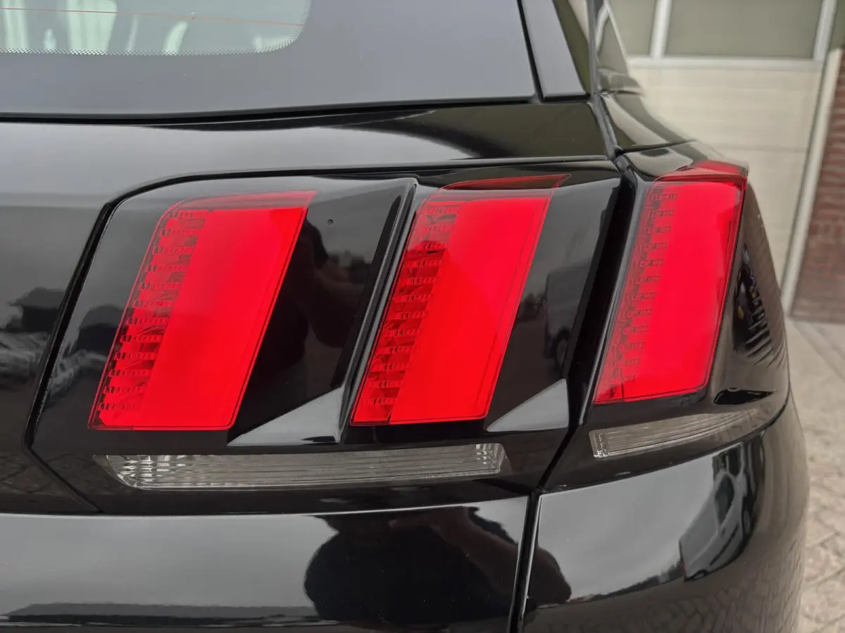 1.2 Active/AIRCO/CARPLAY/NAVI/PARKS/APK/NAP