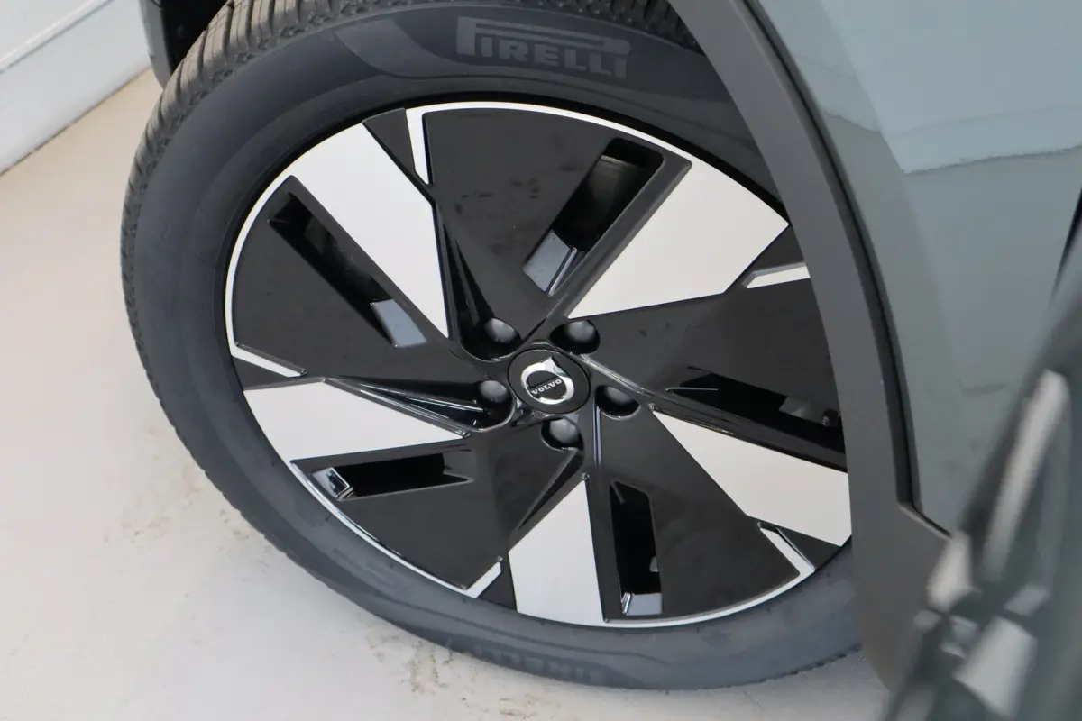 Ultra Europa | 19" 5-spaaks glossy black/diamond cut | Activering Achterklep/-deksel automatisch | Adaptive Cruise control